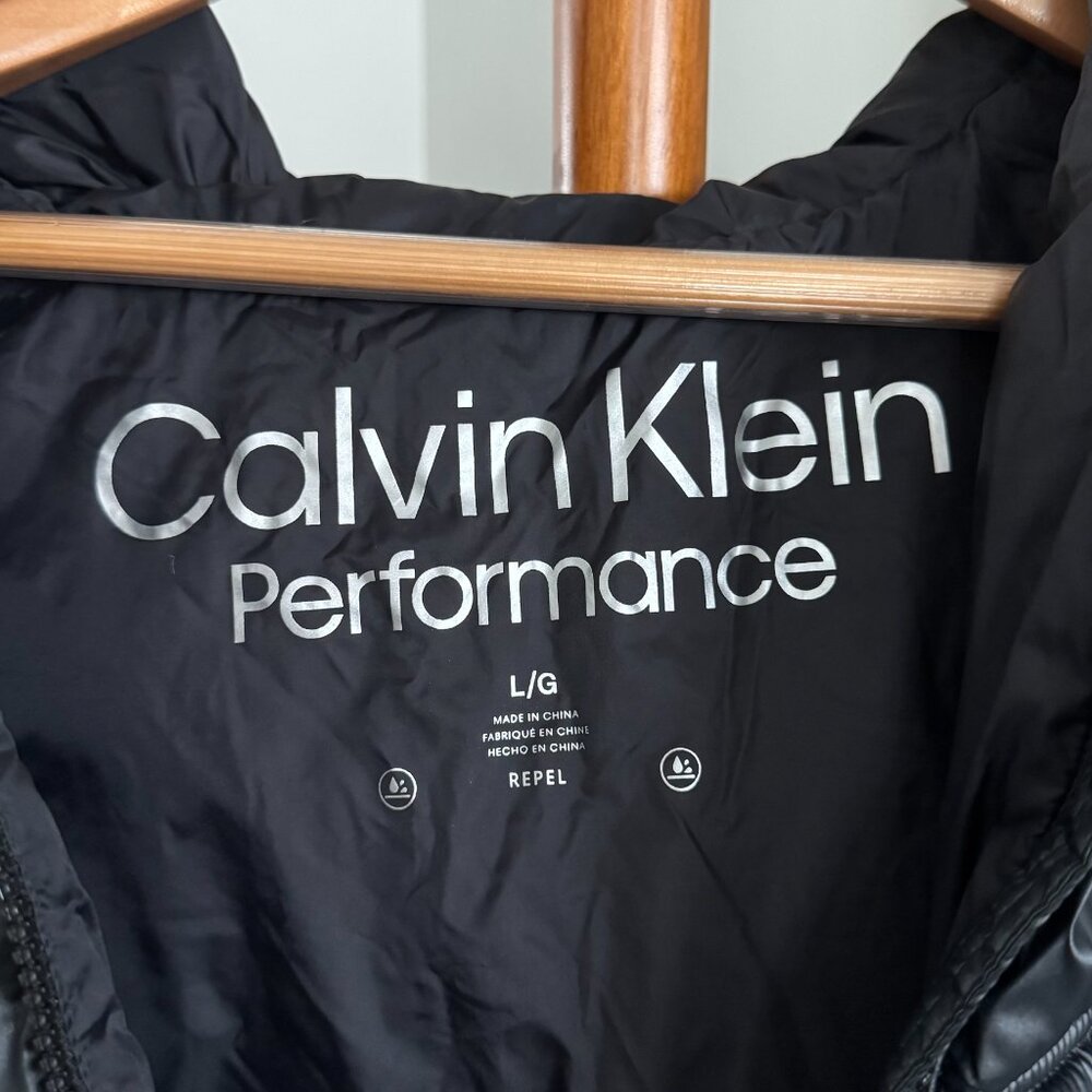 Calvin Klein - Performance Cropped Oversized Boxy Puffer Vest in Black - Picture 6 of 7
